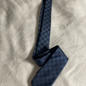 LV tie.